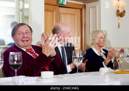 Barry Humphries, Harry Mount & Camilla Duchessa di Cornovaglia al Oldie of the Year Awards 2021 Foto Stock