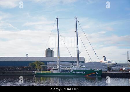 La nave Greenpeace Rainbow Warrior ormeggiata al King George V Dock sul fiume Clyde durante la vetta Cop26 a Glasgow. Data foto: Martedì 2 novembre 2021. Foto Stock