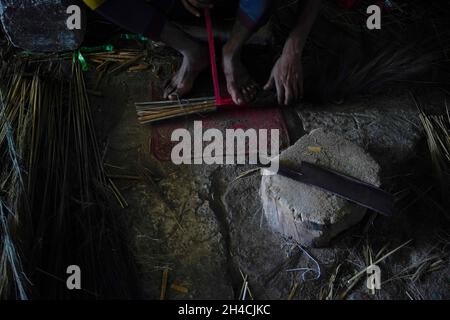 Kathmandu, Nepal. 2 novembre 2021. Un lavoratore fa una scopa per vendere nei mercati per il festival Tihar noto come il festival delle luci, utilizzato soprattutto su Laxmi Puja, il giorno in cui la gente pulisce le loro case e candele di luce per fortuna per l'anno prossimo in un laboratorio a Kathmandu, Nepal il Martedì, 2 novembre 2021. (Credit Image: © Skanda Gautam/ZUMA Press Wire) Foto Stock