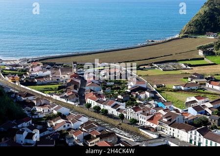 Vista areale del villaggio di Faial da Terra sull'isola di Sao Miguel sulle Azzorre, Portogallo Foto Stock