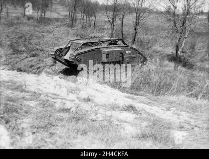 Una foto d'epoca circa il 1917 di un carro armato britannico Mark IV durante la guerra mondiale Foto Stock