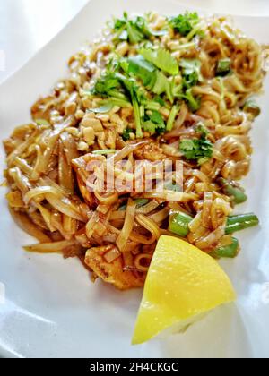 Tradizionale stile Thai Pad Thai sul tavolo Foto Stock