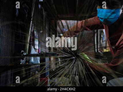 Kathmandu, Nepal. 2 novembre 2021. Un lavoratore fa una scopa per vendere nei mercati per il festival Tihar noto come il festival delle luci, utilizzato soprattutto su Laxmi Puja, il giorno in cui la gente pulisce le loro case e candele di luce per fortuna per l'anno prossimo in un laboratorio a Kathmandu, Nepal il Martedì, 2 novembre 2021. (Credit Image: © Skanda Gautam/ZUMA Press Wire) Foto Stock