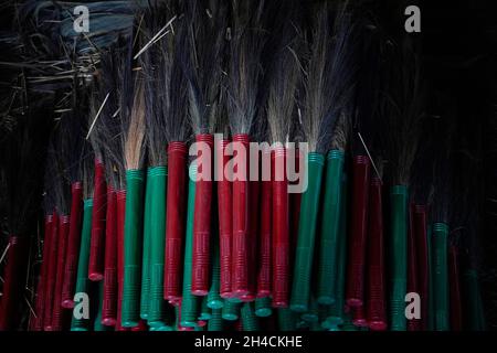 Kathmandu, Nepal. 2 novembre 2021. Scopa sono fatti per vendere nei mercati per il festival Tihar noto come il festival delle luci, utilizzato soprattutto su Laxmi Puja, il giorno in cui la gente pulisce le loro case e candele di luce per la fortuna per l'anno prossimo in un laboratorio a Kathmandu, Nepal il Martedì, 2 novembre, 2021. (Credit Image: © Skanda Gautam/ZUMA Press Wire) Foto Stock