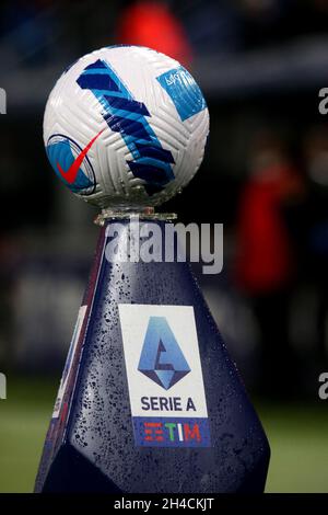 BOLOGNA, ITALIA - Novembre 01: Nike Official Ball and Logo of Lega Serie A , precedono la Serie A match tra Bologna FC e Cagliari Calcio allo Stadio Renato Dall'Ara il 01 Novembre 2021 a Bologna, Italia. (Foto tramite MB Media) Foto Stock