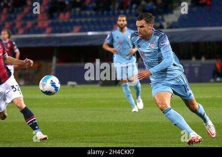 BOLOGNA, ITALIA - Novembre 01: Kevin Strootman di Cagliari Calcio in azione, durante la Serie A match tra Bologna FC e Cagliari Calcio allo Stadio Renato Dall'Ara il 01 Novembre 2021 a Bologna, Italia. (Foto tramite MB Media) Foto Stock