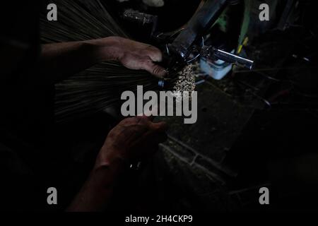 Kathmandu, Nepal. 2 novembre 2021. Un lavoratore fa una scopa per vendere nei mercati per il festival Tihar noto come il festival delle luci, utilizzato soprattutto su Laxmi Puja, il giorno in cui la gente pulisce le loro case e candele di luce per fortuna per l'anno prossimo in un laboratorio a Kathmandu, Nepal il Martedì, 2 novembre 2021. (Credit Image: © Skanda Gautam/ZUMA Press Wire) Foto Stock