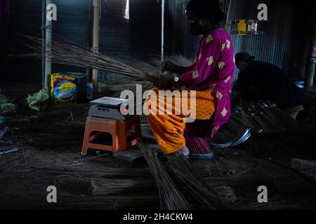 Kathmandu, Nepal. 2 novembre 2021. Un lavoratore fa una scopa per vendere nei mercati per il festival Tihar noto come il festival delle luci, utilizzato soprattutto su Laxmi Puja, il giorno in cui la gente pulisce le loro case e candele di luce per fortuna per l'anno prossimo in un laboratorio a Kathmandu, Nepal il Martedì, 2 novembre 2021. (Credit Image: © Skanda Gautam/ZUMA Press Wire) Foto Stock