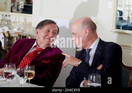 Harry Mount & Barry Humphries ai Oldie of the Year Awards 2021 Foto Stock