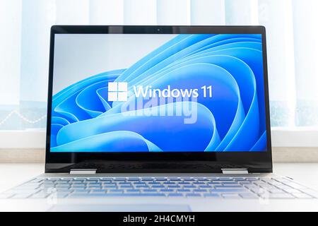 2 novembre 2021. Barnaul, Russia. Logo Windows 11 sullo schermo del notebook. Un nuovo aggiornamento del sistema operativo Microsoft Foto Stock