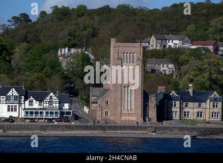 Una vista lungo la costa di Oban, Scozia con la Cattedrale di St Columba Foto Stock