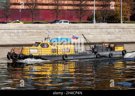 Mosca, Russia - 15 ottobre 2021: Barca Setun RMS 06-60 vele lungo il fiume Mosca Foto Stock