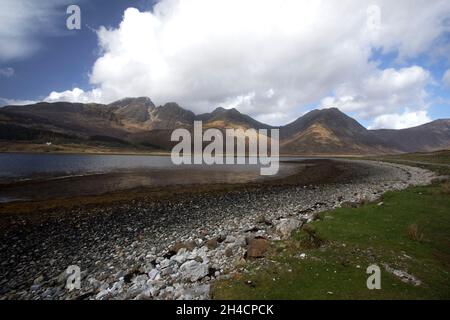 Loch Slapin e Blaven (Bla Bheinn) nella catena montuosa Cuillin, Isola di Skye Foto Stock