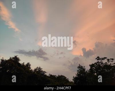 Bella scena di nuvole nel cielo al tramonto Foto Stock