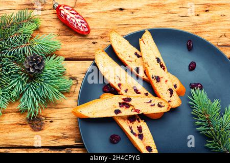 Biscotti freschi di biscotti con mirtilli secchi. Cantuccini, cibo di natale Foto Stock