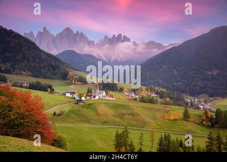 Autunno nelle Alpi. Bellissimo borgo di S. Magdalena con magiche montagne dolomitiche in una splendida Val di Funes, Alto Adige, Alpi italiane a autu Foto Stock