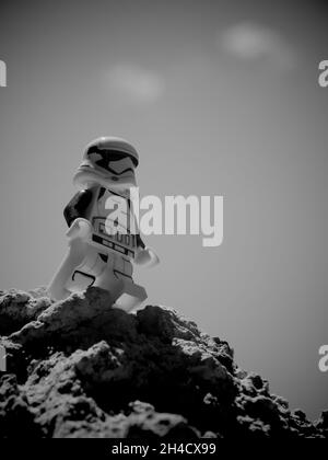 Chernihiv, Ucraina, 13 luglio 2021. Un stormtrooper imperiale di plastica di Star Wars su un cielo trasparente sfondo. Primo piano Minifigure. A titolo illustrativo Foto Stock