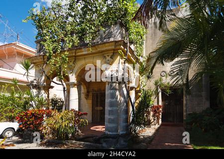 L'antica villa coloniale spagnola di architettura a Old Havana, Cuba. Immerso nel verde, colonne, stucco, soleggiata giornata estiva Foto Stock