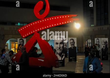 Tunisi, Tunisia. 30 Ott 2021. Tunisi, Tunisia. 30 ottobre 2021. Inizia a Tunisi la 32ma sessione del Carthage Film Festival, con 45 paesi, di cui 28 africani e 17 arabi, che partecipano all'evento. Il Chartage Film Festival, noto anche come ''Cinema Days of Chartage'' in arabo, è stato creato nel 1966 per evidenziare gli importanti contributi del cinema africano e arabo. Questa edizione, che comprende 14 film tunisini, mette in luce anche i film del mondo francofona. Il premio principale assegnato è il Tanit d'oro che prende il nome dalla dea fenicia (Credit Image: © Hasan Mrad/IMAGESLIVE via Foto Stock