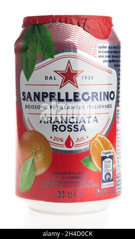 Lattina di San Pellegrino Aranciata Rossa bevanda frizzante isolata su sfondo bianco Foto Stock