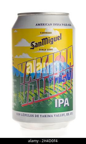 Lattina di birra spagnola San Miguel Yakima Valley IPA isolato su sfondo bianco Foto Stock