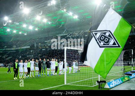 Giubilo finale squadra MG di fronte ai tifosi, squadra, Borussia-Park Football 1. Bundesliga, 10° giorno di incontri, Borussia Monchengladbach (MG) - VfL Bochum (BO) 2: 1, il 31 ottobre 2021 a Borussia Monchengladbach/Germania. Le normative #DFL vietano l'uso di fotografie come sequenze di immagini e/o quasi-video # Â Foto Stock