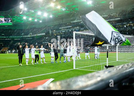 Giubilo finale Team MG di fronte ai tifosi, team, la Ola, Borussia-Park Soccer 1. Bundesliga, 10° giorno di incontri, Borussia Monchengladbach (MG) - VfL Bochum (BO) 2: 1, il 31 ottobre 2021 a Borussia Monchengladbach/Germania. Le normative #DFL vietano l'uso di fotografie come sequenze di immagini e/o quasi-video # Â Foto Stock