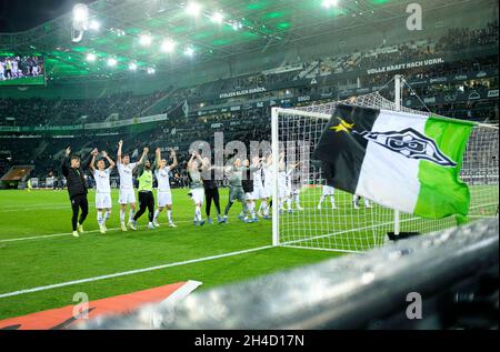 Giubilo finale Team MG di fronte ai tifosi, team, la Ola, Borussia-Park Soccer 1. Bundesliga, 10° giorno di incontri, Borussia Monchengladbach (MG) - VfL Bochum (BO) 2: 1, il 31 ottobre 2021 a Borussia Monchengladbach/Germania. Le normative #DFL vietano l'uso di fotografie come sequenze di immagini e/o quasi-video # Â Foto Stock