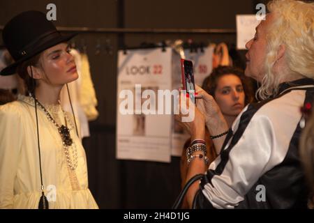 Backstage alla collezione di abbigliamento donna Primavera/Estate 2018 di Elisabetta Franchi a Milano. 22 sez. 2017 Foto Stock