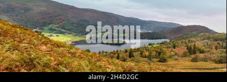 Bellissimo panorama di Grasmere, Loughrigg Fell & Rydal Fell da Lang How, Lake District National Park, Cumbria, Inghilterra, Regno Unito Foto Stock
