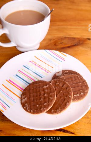 Piatto di biscotti digestivi al cioccolato, digestivi al cioccolato McVities pan di zenzero Foto Stock