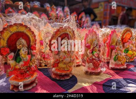 La dea Ganesh e Lakshmi piccola statua tra una serie di varietà per il culto durante Diwali indiano Foto Stock