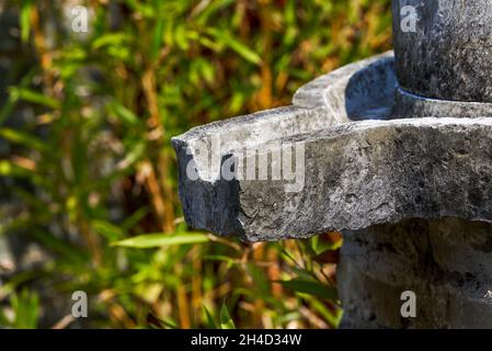 Mulino in pietra piscina d'acqua corrente nel giardino classico cinese Foto Stock