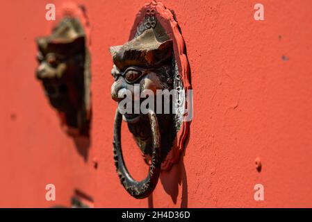 La porta testa del drago fibbietta sulla porta vermilion dell'architettura classica cinese Foto Stock