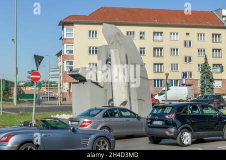 Wolf Vostell Skulptur '2 Beton Cadillacs in forma der nackten Maja', Rathenauplatz, Halensee, Berlino, Deutschland Foto Stock