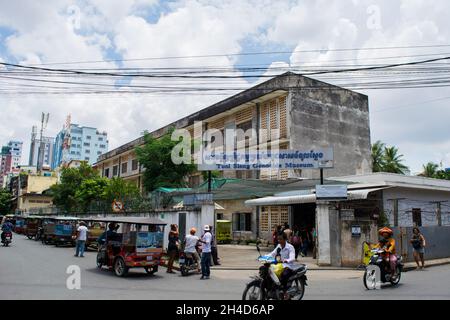 PHNOM PENH, CAMBOGIA - 06 ago 2017: L'ingresso del Museo del genocidio di Tuol Sleng, un sito storico del museo dedicato al genocidio cambogiano dei Khmer rossi Foto Stock