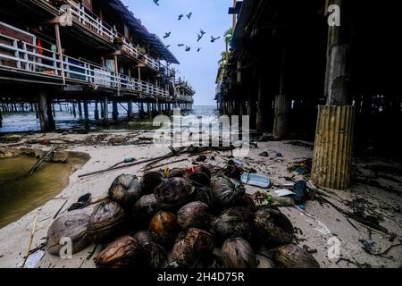 Vecchi moli di legno sporgono fuori nel mare in Hua Hin, Tailandia Foto Stock