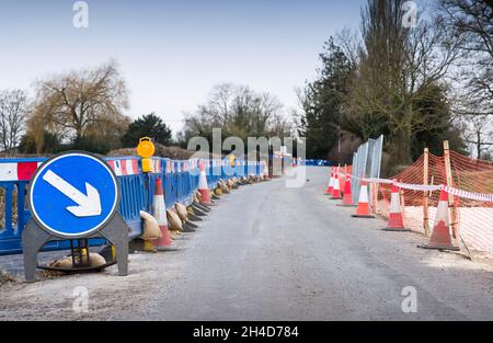 Chiusura della strada, lavori stradali con coni stradali e cartello segnaletico su una strada rurale nel Buckinghamshire, Regno Unito Foto Stock