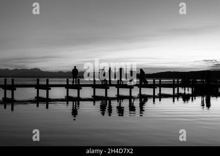 Starnberg, Germania . 2 novembre 2021. haufen Steg in Percha, Landkreis Starnberg, bei Sonnenuntergang im Sommer. Im Hintergrund sind die Alpen zusehen. * persone che camminano sulla passerella a Percha, quartiere Starnberg, al tramonto in estate. Sullo sfondo si possono vedere le Alpi. (Foto di Alexander Pohl/Sipa USA) Credit: Sipa USA/Alamy Live News Foto Stock