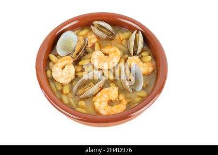 Fagioli verdi con gamberi e vongole in una casseruola di terracotta su sfondo bianco. Spazio di copia. Foto Stock