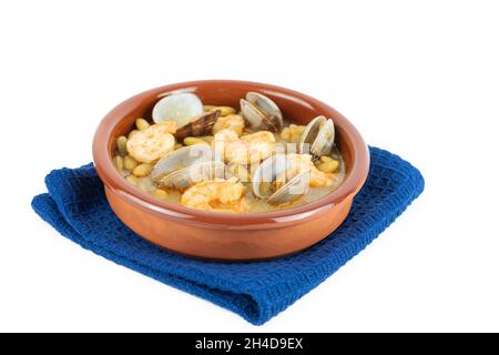 Fagioli verdi con gamberi e vongole in una casseruola di terracotta su sfondo bianco. Spazio di copia. Foto Stock