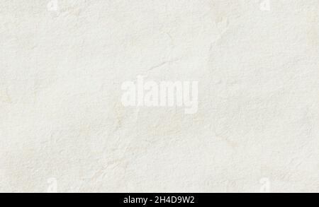 Sfondo a trama di carta uniforme e inclinabile. Primo piano di carta pergamena bianca e ruvida vintage Foto Stock