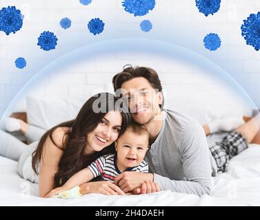 Famiglia felice che si lega sul letto con il bambino, soggiorno a casa, collage Foto Stock