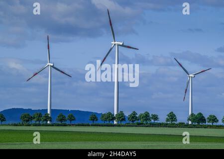 Windräder nahe Springe, Niedersachsen, Deutschland Foto Stock