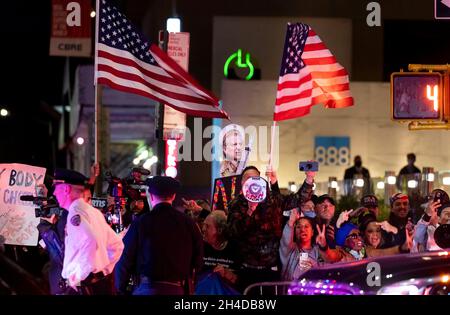 New York, New York, Stati Uniti. 01 Novembre 2021. Le persone che protestano contro il nuovo mandato di New York per la vaccinazione di tutti i dipendenti della città contro la COVID-19 protestano di fronte alla Carnegie Hall, dove molti leader della città si sono riuniti per un evento del Sharptons anniversario per il Rev. Al 01 National Action Network a New York, New York, USA, 2021 novembre Citys. Credit: Justin Lane/Pool via CNP/dpa/Alamy Live News Foto Stock