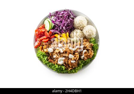 Kebab di pollo con verdure fresche, patatine fritte e riso isolato su sfondo bianco. Foto Stock