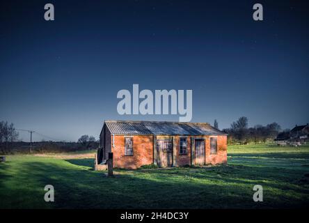 Vecchio fienile al chiaro di luna, campagna inglese in inverno con cielo stellato notte, Buckinghamshire, Regno Unito Foto Stock