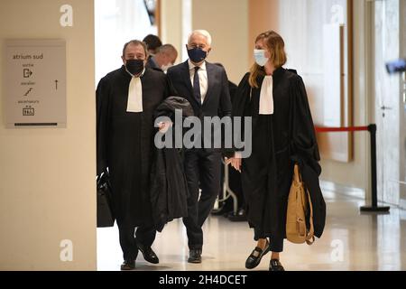 L'ex amministratore delegato di GiacomettiPeron, istituto d'indagine d'opinione Pierre Giacometti affiancato dal suo avvocato Patrick Maisonneuve (L), arriva per il suo processo nel caso denominato 'Elysee Sonds' presso il tribunale di Parigi il 2 novembre 2021. Gli aiuti all'ex presidente Sarkozy, compreso Giacometti, appaiono in tribunale per presunto abuso di fondi pubblici o offesa di favoritismo nella vicenda soprannominato 'Sondaggi Elysee' ('Sondages de l'Elysee'). Foto di Eliot Blondt/ABACAPRESS.COM Foto Stock