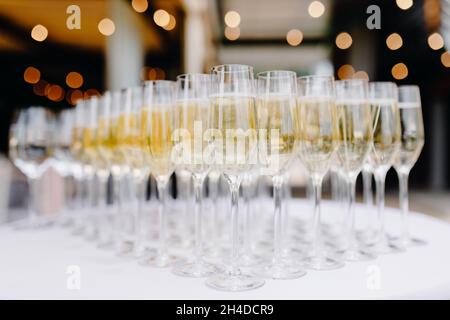 Set di bicchieri pieni di champagne disposti in un triangolo Foto Stock