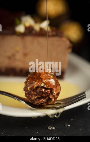 Deliziosi pezzi di cioccolato tra mani morbide Foto Stock